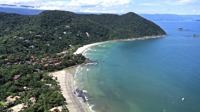 A Praia de Iporanga, por exemplo, se destaca por possuir uma cachoeira junto ao mar, além de acessibilidade em parte do trajeto. Por lá, o estacionamento é gratuito, mas com vagas limitadas. Por isso, é recomendado chegar cedo - (Rubens Chaves/Folhapress)