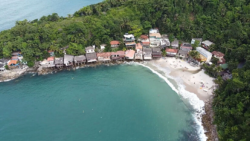 Outro destaque é a Praia de Sorocutuba, que fica entre a Praia da Enseada e a Praia de Pernambuco. De mar tranquilo e areia plana, o local entrega lazer para toda a família e oportunidade de um bom banho de mar - (Reprodução/YouTube Vou Na Frente)