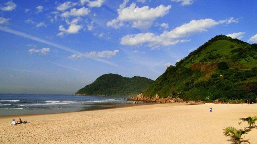 Por fim, a Praia do Tombo, vizinha da Enseada, possui um título muito especial: foi a primeira do Brasil a receber o certificado internacional Bandeira Azul, símbolo de qualidade ambiental - (Helder Lima/Prefeitura Municipal do Guarujá)