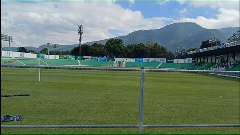 Interior do estádio Pensativo, onde o Antigua GFC manda seus jogos - Foto reprodução: YouTube