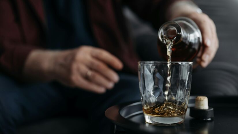 Em geral, misturar bebidas pode piorar sua ressaca, mas indiretamente. Segundo o site da BBC news, sabe-se que misturar bebidas ou tomar coquetéis pode levá-lo a consumir mais álcool - e isso pode piorar a sua ressaca,". O risco está no aumento do consumo total de álcool, e não na combinação em si. Foto: Pexels
