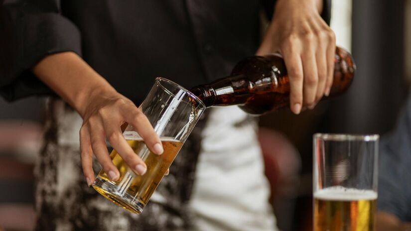 Além da intoxicação pelo álcool, outras substâncias, chamadas congêneres, influenciam a ressaca. Congêneres são substâncias não-alcóolicas produzidas durante a fermentação, como acetona, acetaldeído e taninos. Eles mudam as cores das bebidas e lhes dão sabores distintos. Foto: Pexels