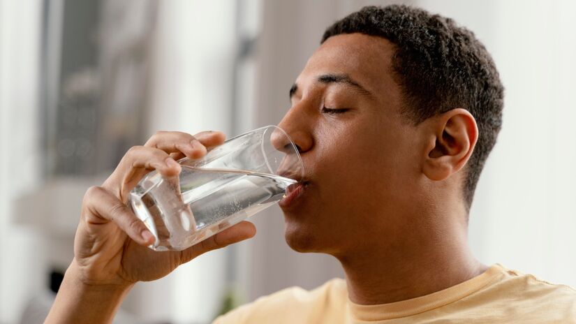 Segundo especialistas, a melhor forma de evitar a ressaca é beber menos ou simplesmente não beber. Se for consumir álcool, intercale com água para manter-se hidratado. Ingerir carboidratos e manter o estômago cheio também ajuda a estabilizar a glicose e evitar náuseas. Foto: Freepik