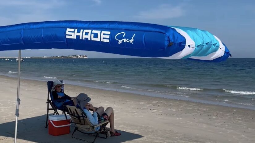 Desenvolvido pela empresa Jobean, o ShadeSock é um toldo inflável fácil de montar na areia.