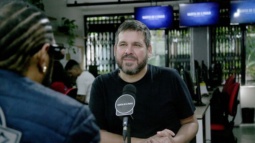 O cantor e compositor Thaíde durante entrevista ao jornalista Bruno Hoffmann no podcast Direto da Gazeta/Thiago Neme/Gazeta de S. Paulo