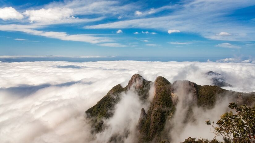 Localizada na Serra do Mar, bem na divisa entre os estados de São Paulo e Rio de Janeiro, a Pedra da Macela é um dos pontos mais visitados por quem busca contato com a natureza e vistas panorâmicas inesquecíveis. 