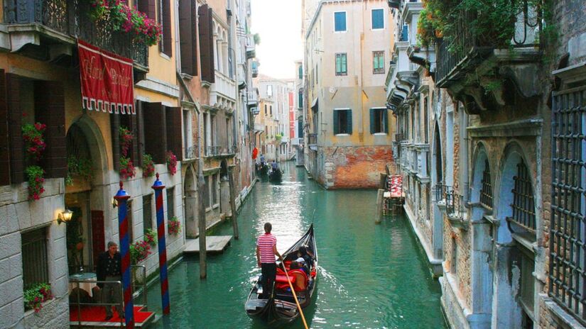 Veneza, Itália
A cidade dos canais é um sonho renascentista flutuante. Entre passeios de gôndola, a Basílica de São Marcos e as ilhas de Murano, cada cantinho conta histórias séculos atrás.
Foto: Reprodução/Flickr