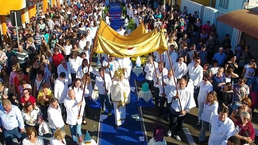 Conhecida pela indústria têxtil, Ibitinga celebra com tapetes feitos de lençóis, fronhas e colchas. 
Divulgação/Prefeitura de Ibitinga