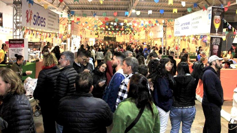 Durante os três dias, público poderá visitar as barracas de artesanato da Aeasfi e de integrantes da Mostra Criativa do Fundo Social, além da feira com produtos de produtores rurais da região, como frutas, pães, doces, bebidas e plantas.
Créditos: Renato Jr/PMI

