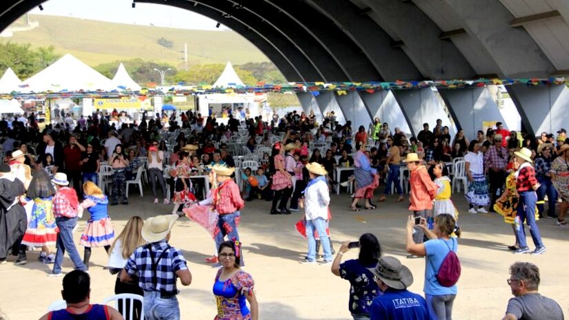Haverá apresentação de grupos já conhecidos do público, como a Corporação Musical Santa Cecília, a Orquestra de Violeiros de Itatiba e a Quadrilha da Melhor Idade.
Divulgação/PMI