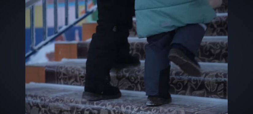 Crianças vão à escola mesmo com baixas temperaturas - foto reprodução YouTube