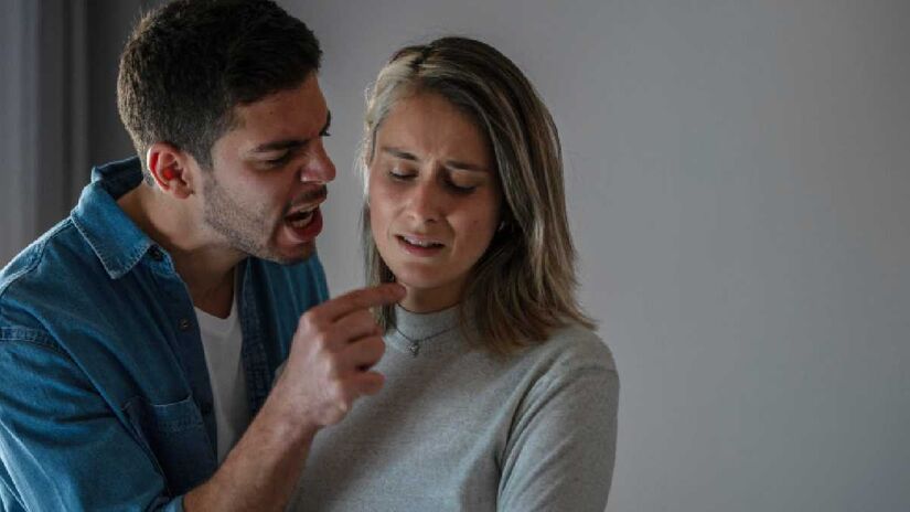Muitas vezes, o medo de rejeição ou experiências traumáticas fazem com que a pessoa se cale, mesmo quando o diálogo seria essencial