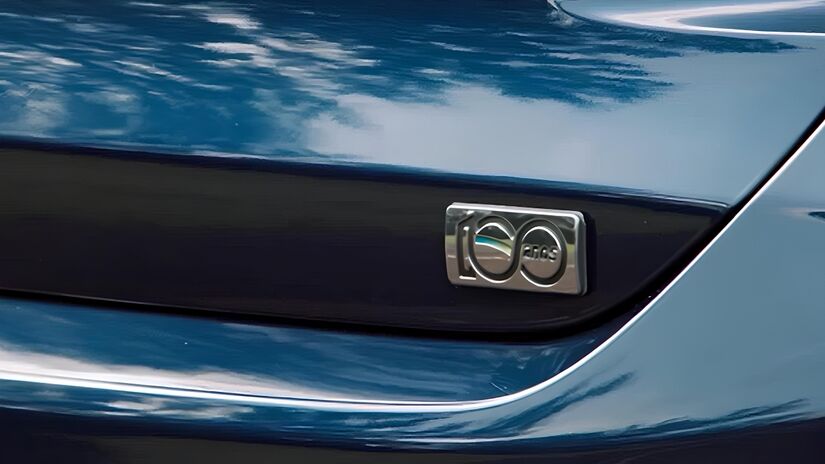 Carro traz conjunto de conteúdos emblemas "100 Anos", gravata "Black Bow Tie" e faróis halógenos com máscara negra.

/Foto: Divulgação