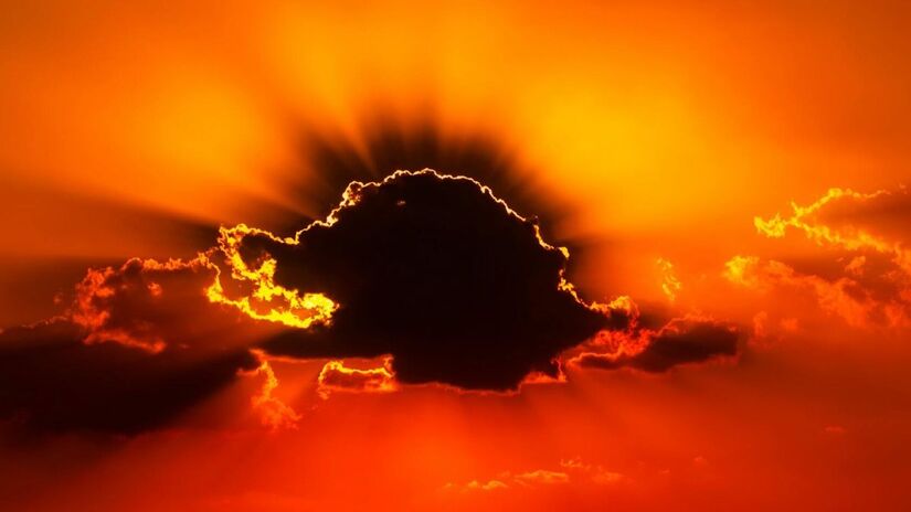 O acúmulo de poeira e foligem no ar alteram a cor da luz do Sol na Terra