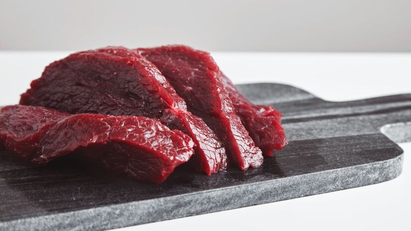 Pedaços grandes de carne crua: o micro-ondas não aquece de maneira uniforme, então a parte de fora pode cozinhar enquanto o interior continua cru  o que pode provocar contaminações por bactérias.
Foto: Reprodução/Freepik