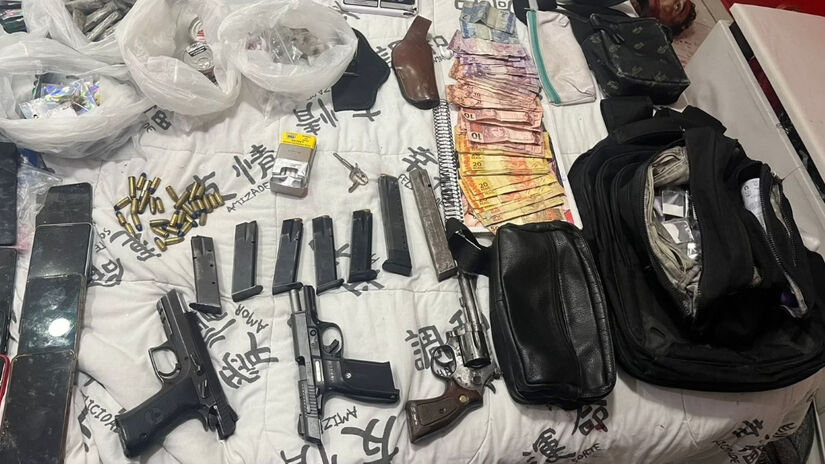 Durante a ação, dentro do imóvel onde o tiroteio aconteceu foram apreendidos sete carregadores de pistolas e dois prolongadores, duas pistolas, um revólver, drogas, dinheiro em espécie e celulares; fuzis não foram encontrados. Fotos: Divulgação/Polícia Militar do estado de São Paulo