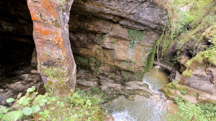 Para além das colinas de Jerusalém encontra-se Caverna de Te'omim, lugar de culto pagão (práticas religiosas que adoram múltiplos deuses ou deusas, frequentemente associadas à natureza, e que não seguem a tradição cristã, judaica ou islâmica) com mais de dois mil anos de existência.