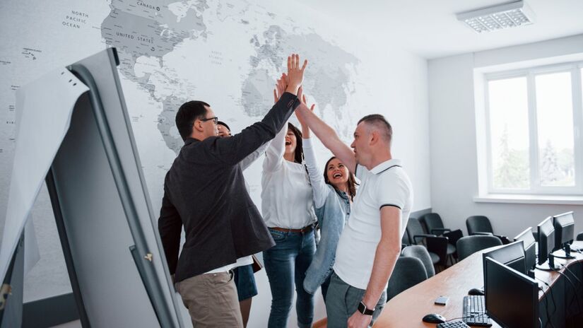 "Ficarei feliz em te ajudar com isso"
A cultura de apoio e colaboração é essencial para qualquer organização. Quando um líder se prontifica a ajudar sua equipe, ele estabelece uma relação de reciprocidade. É um consenso que funcionários que percebem esse suporte tendem a engajar mais e contribuir ativamente para o sucesso coletivo. 

Fotos: Reprodução/Freepik