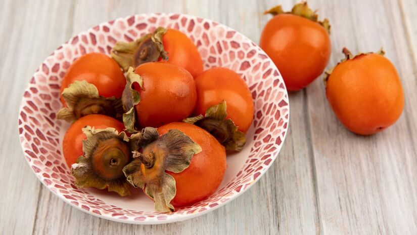 O que muita gente não sabe é que o caqui é rico em antioxidantes naturais como o betacaroteno, licopeno e taninos, que protegem as células do sistema imune, combatem os radicais livres e ainda contribuem para o equilíbrio do intestino  fatores essenciais para uma imunidade alta. Fotos: Reprodução/Freepik