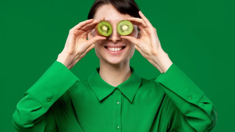 Estudos indicam que o consumo regular de kiwi pode melhorar tanto a qualidade quanto a duração do sono (Foto: Freepik)