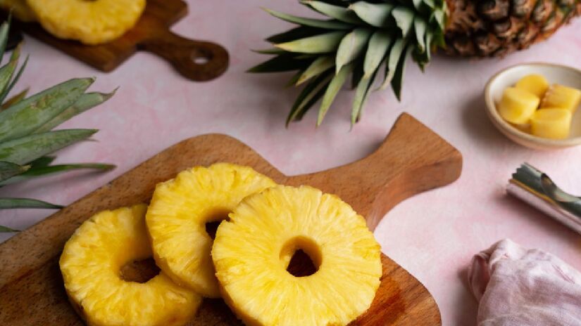 O abacaxi tem quantidades relevantes de melatonina natural, ajudando o corpo a entrar mais rapidamente em estado de repouso