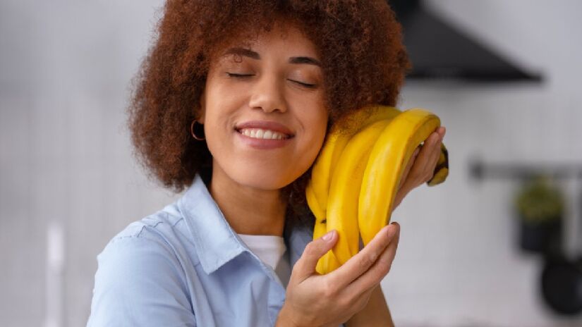A banana é uma fruta rica em magnésio, nutriente essencial para relaxar os músculos e reduzir o estresse