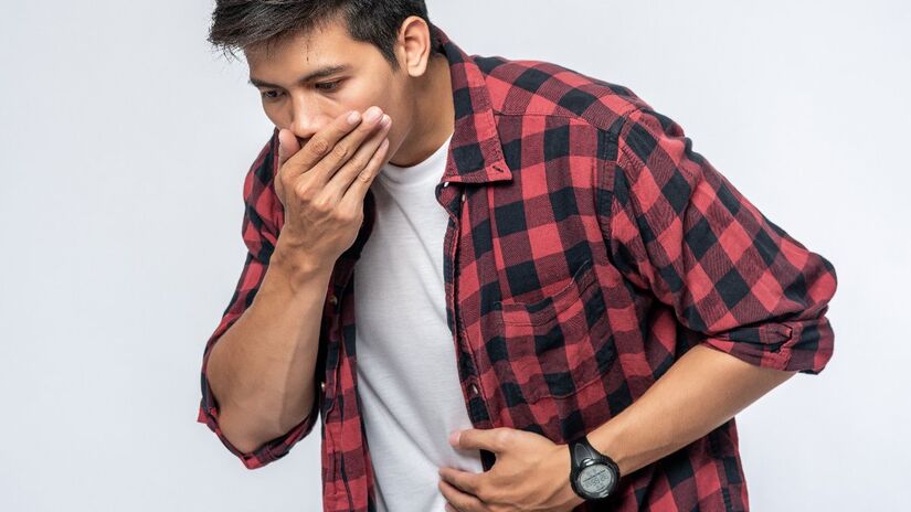 A enxaqueca é descrita como latejante e pode vir acompanhada de náusea, sensibilidade à luz e sons, tontura e, em casos mais raros, dormência ou formigamento no rosto ou nos membro