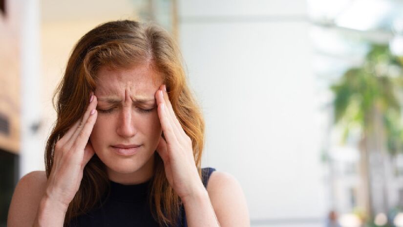 A enxaqueca é uma das causas mais comuns de dor de cabeça unilateral e pode atingir até 12% da população, sendo mais frequente entre mulheres (Foto: Freepik)