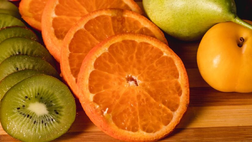 Frutas como laranja, kiwi, morango e acerola são fontes ricas de vitamina C e ajudam o sistema imunológico