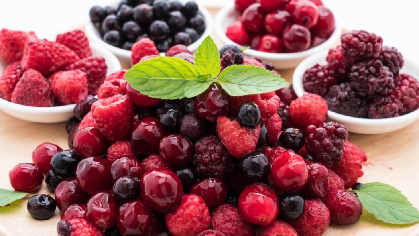 O consumo de alimentos antioxidantes, como frutas vermelhas, contribui para a hidratação e elasticidade da pele