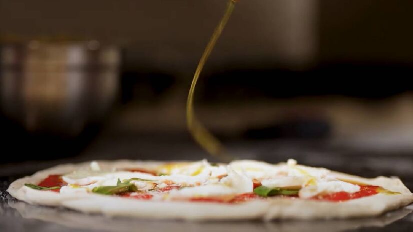 Segundo Fellipe Zanuto, a pizza napolitana tem uma fermentação mais lenta e mais longa| Reprodução do YouTube | Daniela Filomeno Viagem&Gastronomia;