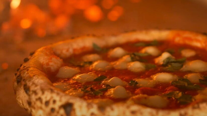 Matheus Ramos afirma que além de usar ingredientes italianos, busca produtores locais para fazer a pizza | Reprodução do YouTube | Daniela Filomeno Viagem&Gastronomia;