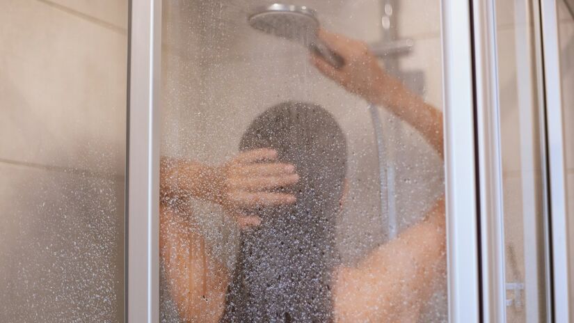 No fim das contas, a prática é segura e até benéfica, desde que feita com bom senso e higiene (Fotos: Freepik)
