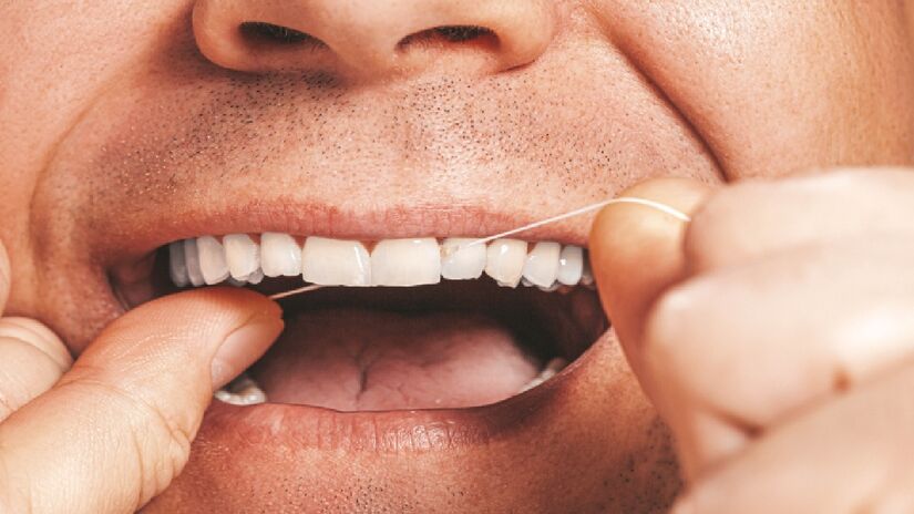 Passar fio dental segue fundamental na terceira idade. Imagem: Marco Verch/CCNull