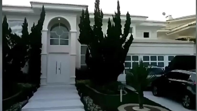Neymar tem uma mansão localizada no renomado condomínio Jardim Acapulco (Foto: Reprodução Youtube)