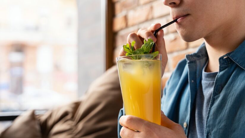 Usar canudos é uma ótima forma de evitar que seus dentes entrem em contato com bebidas escuras como café e refrigerante