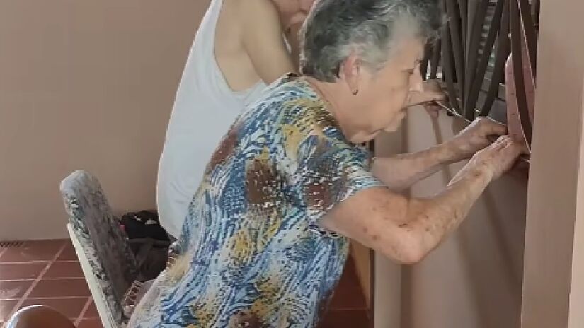 Um exercício funcional que melhora a mobilidade, o equilíbrio e a força muscular (Foto: Reprodução Youtube)