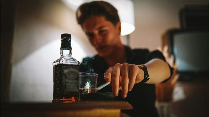 Álcool e cigarro são vilões da pressão. Imagem: Pexels