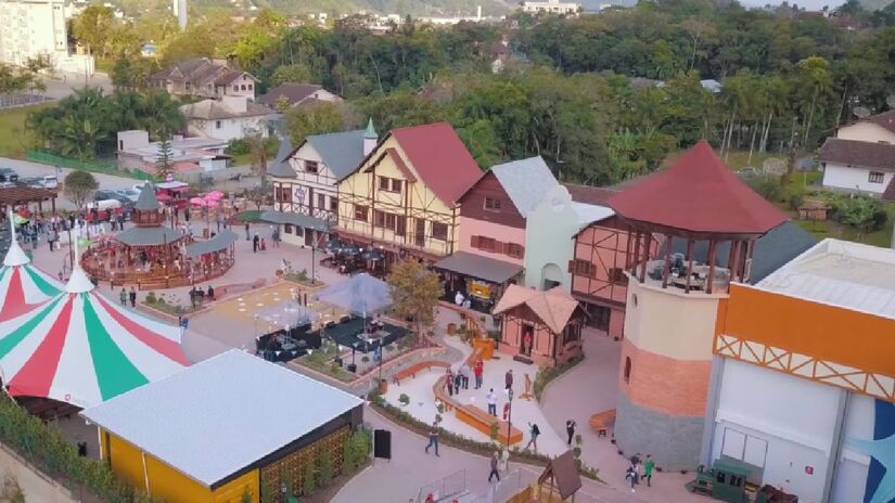 Alles park: com decoração temática, iglu, urso, polar, árvores de inverno e o clássico boneco de neve
