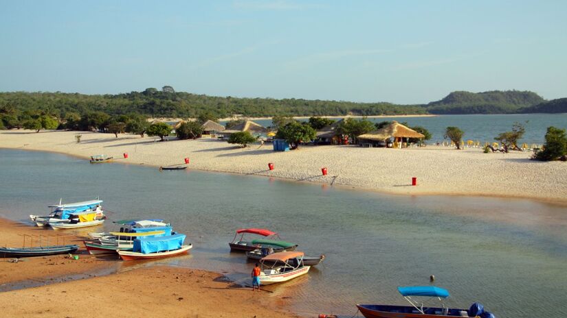 A melhor época para visitar Alter do Chão é no verão, pois é nesse período do ano que as praias aparecem. Isso se dá porque o rio Tapajós muda drasticamente nas duas estações do ano. No período da seca, a água recua, dando espaço para que faixas de areia apareçam e formem as muitas e belas praias e pontas de areia que dão fama e atraem milhares de turistas para o local.