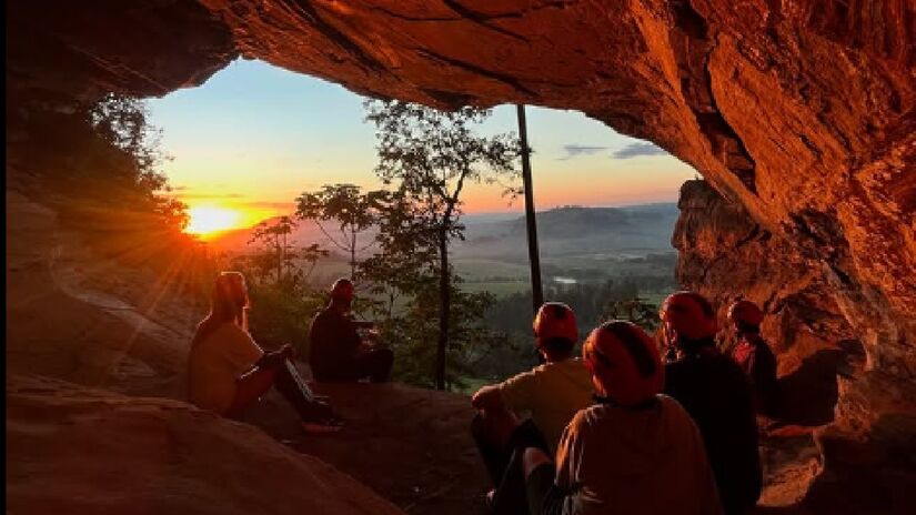 Pôr do Sol visto da Gruta do Índio. Imagem: Reprodução Instagram Turismo e Cultura de Analândia