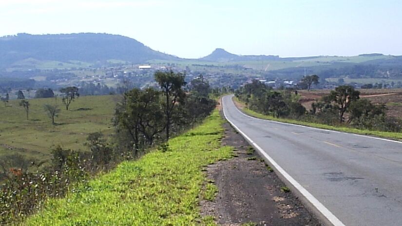 De longe, cidade parece uma paisagem do passado. Imagem: Marco Aurélio/Wikimedia Commons