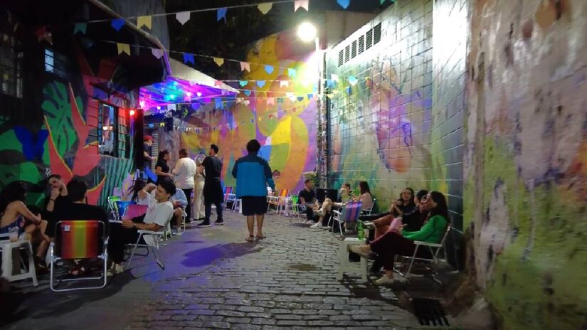 Destaca-se o Beco do Batman, uma rua repleta de grafites e intervenções urbanas que atraem turistas do mundo todo | Reprodução YouTube | Cat Eye Walking