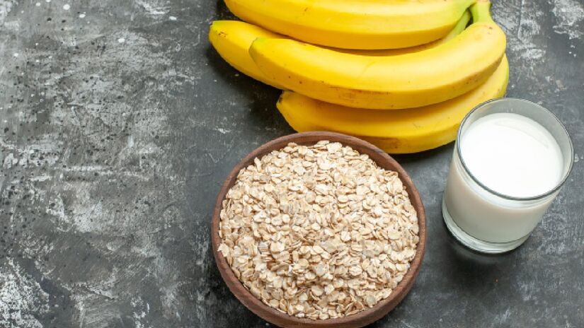 O triptofano, encontrado na banana, é um aminoácido que ajuda o organismo a fabricar serotonina, que traz sensação de bem-estar