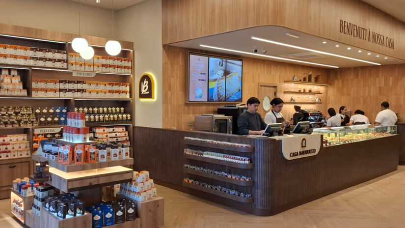 Na cafeteria, o cardápio inclui cafés especiais da Fazenda Ipanema, de Minas Gerais, além de produtos como fatias quentes de panettone, focaccias e frapês próprios da marca, chamados de Bauduccinos.