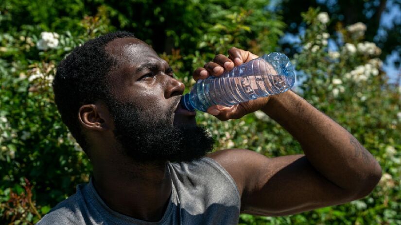 Beber água ajuda a combater a halitose. Imagem: PNW Production/Pexels