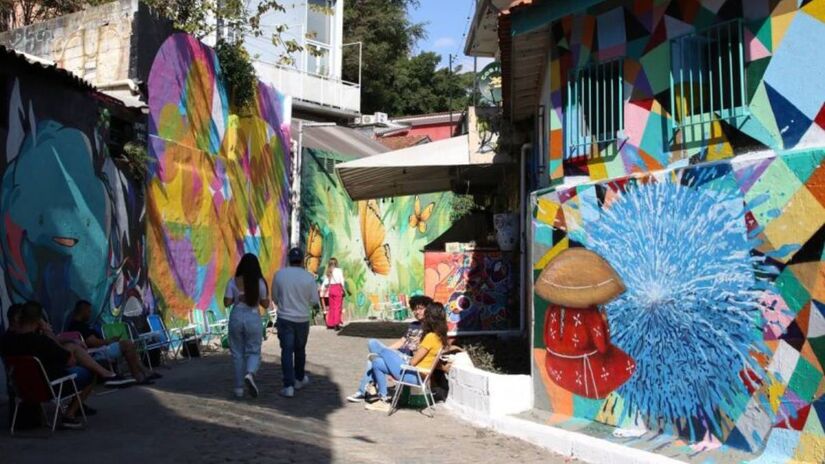 Beco do Batman - 
O Beco do Batman é uma galeria de arte a céu aberto, com grafites coloridos que mudam o tempo todo. Localizado na Vila Madalena, atrai turistas, fotógrafos e artistas do mundo todo. Ótimo para quem ama arte urbana e quer um cenário incrível para fotos. Foto: Rovena Rosa/Agência Brasil