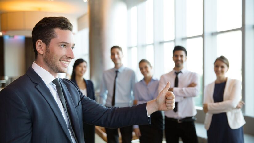 "Ótimo trabalho! Especialmente"
O reconhecimento é uma ferramenta poderosa para motivar alguém, mas elogios genéricos são percebidos e acabam não se tornando eficazes. O sucesso desse elogio está na especifidade. Um bom líder não diz apenas "bom trabalho!", ele vai além e acrescenta: "você demonstrou grande senso crítico para solucionar este problema, o que ajudou a equipe". 