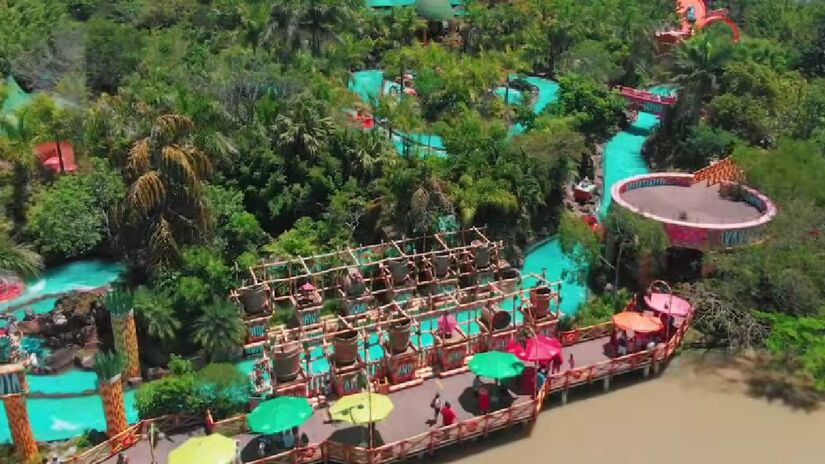 1&ordm; Beto Carrero World: além dos brinquedos radicais o parque conta com personagens dos filmes da DreamWorks Animation  como Madagascar e Shrek (Foto: Reprodução Youtube)
