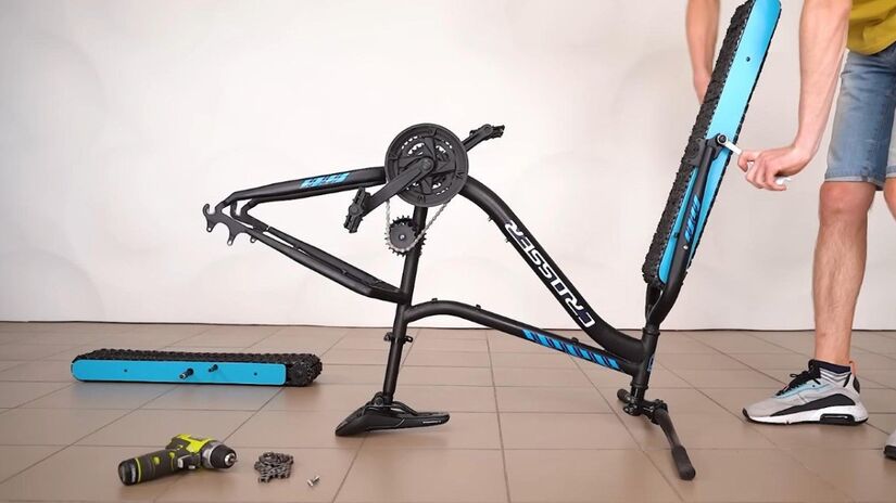 Para fazer tudo isso se mover, ele conectou os pedais a uma engrenagem que impulsiona a correia traseira. O curioso é que, mesmo com o formato nada usual, o movimento de pedalar é suficiente para fazer a bicicleta avançar.